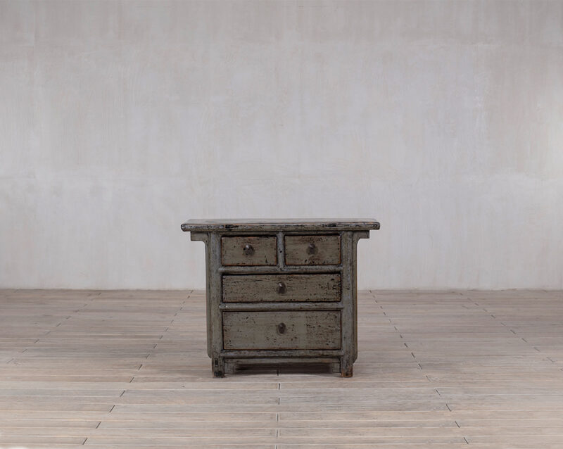 High-gloss cabinet with 4 drawers
