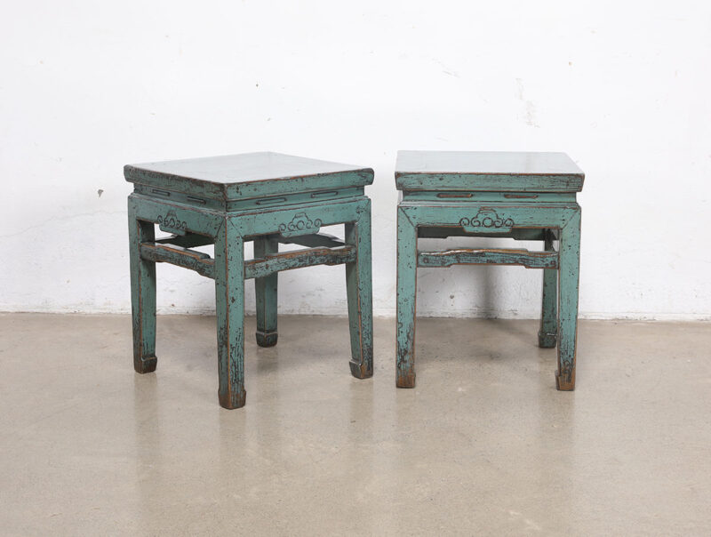 High-gloss side tables set