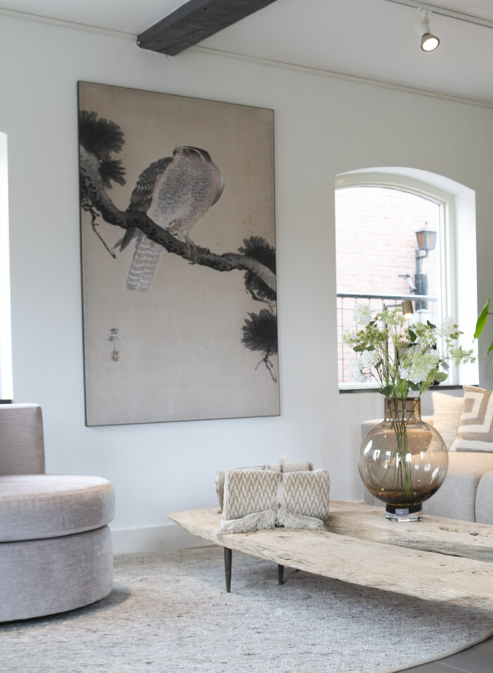 Kunstwerk Havik op Pijnboomtak