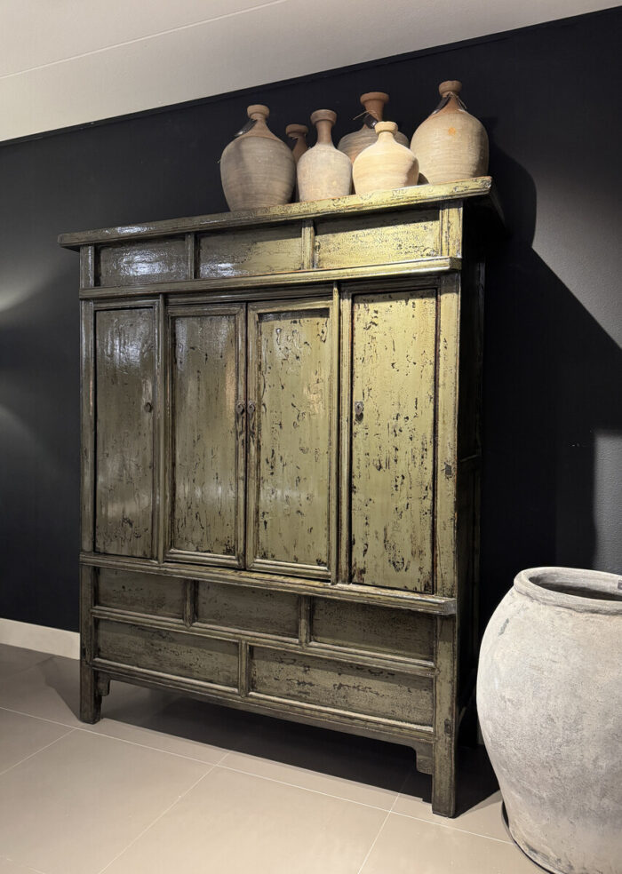 Unieke Oriëntaalse Kast Met Jade Groene Verweerde Lak