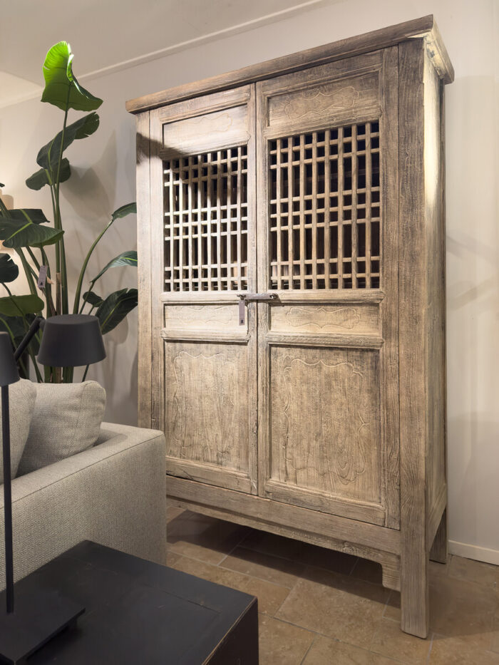 Antieke Kast Met Raster Paneeldeur