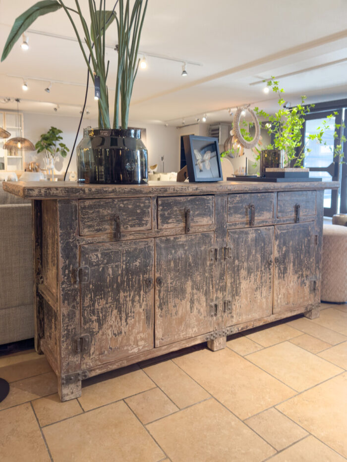 Antiek Dressoir met verweerde patina