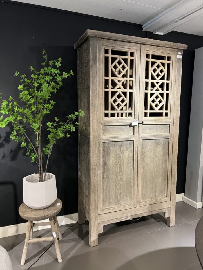 Antieke Kast Met Raster Paneeldeur