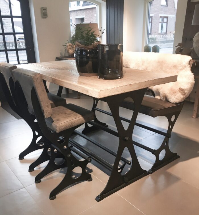 Bartafel met artisanaal ijzeren onderstel